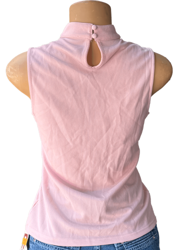 Vista de espalda. Una blusa rosada sin mangas con un detalle de botones en la parte trasera y un diseño de cordones en la parte frontal.