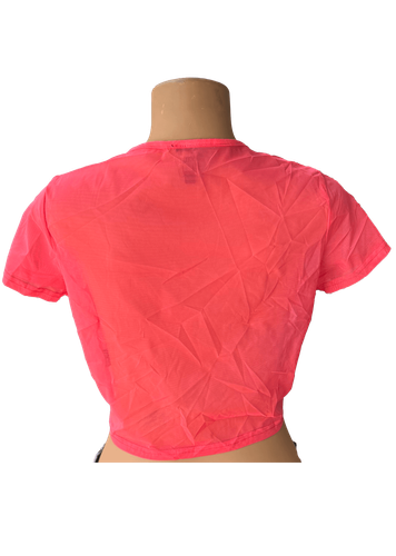 Vista de espalda. Blusa corta roja con diseño de amarre en el frente y mangas cortas.