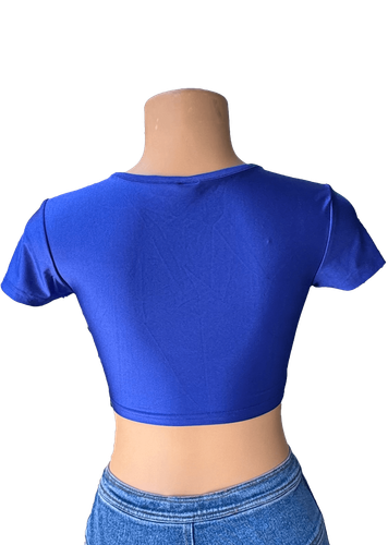 Vista de espalda. Blusa corta azul con escote profundo y detalle cruzado al frente, de manga corta.