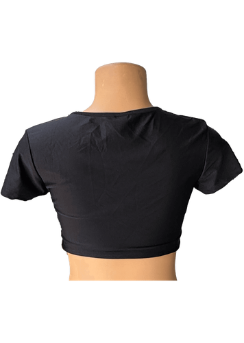 Vista de espalda. Blusa corta negra con escote profundo y diseño cruzado al frente.