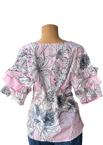 Vista de espalda (dos de dos). Blusa manga corta con diseño floral con detalles delicados.