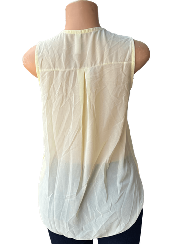 Vista de espalda (una de dos). Una blusa de gasa amarilla con un diseño sencillo y sin mangas, con un escote en V.