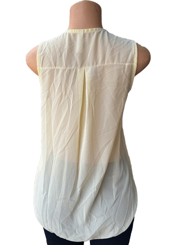 Vista de espalda de la blusa trasluciente. Dos de dos. 