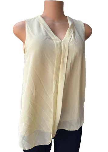 Vista de frente de la blusa trasluciente. Dos de dos.