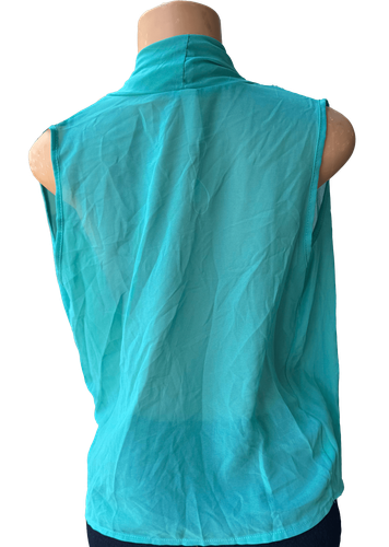 Vista de espalda (dos de dos). Una blusa de gasa con un diseño drapeado, sin mangas y con un escote pronunciado.