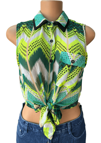 Vista de frente (dos de dos). Una blusa sin mangas con un diseño de patrones geométricos en tonos verdes y un nudo frontal.