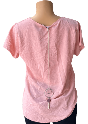 Vista de espalda (una de dos). Blusa simple de color rosa con detalle decorativo en la espalda.