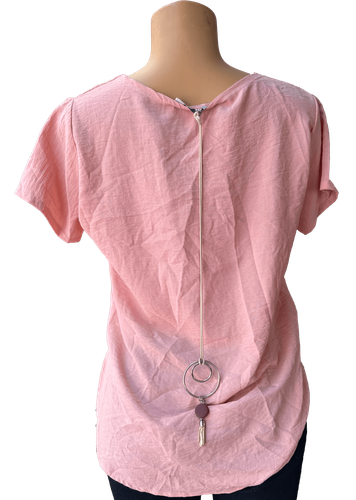 Vista de espalda (dos de dos). Blusa simple de color rosa con detalle decorativo en la espalda.