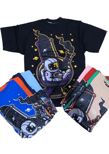 Camiseta con diseño impreso de astronauta y bong. Grupo convarios colores.