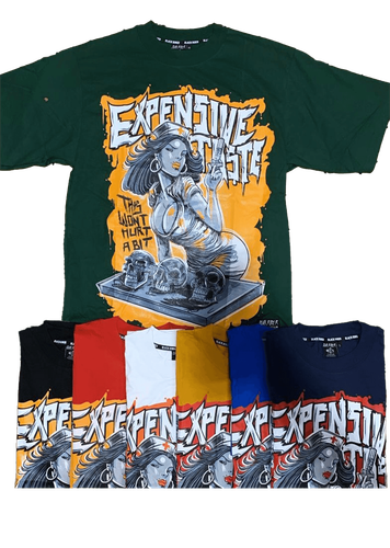Varios colores demonstrados. Camiseta con diseño impreso de una enfermera con la frase "Expensive Taste" y calaveras.