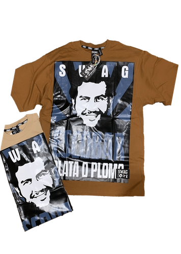 Camiseta con diseño impreso de Pablo Escobar y la frase "Plata o Plomo" junto con la palabra "Swag". Colores marrón y crema.