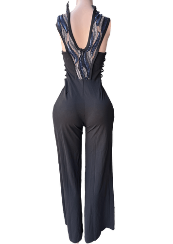 Vista de la decoración de espalda del jumpsuit. Uno de dos.