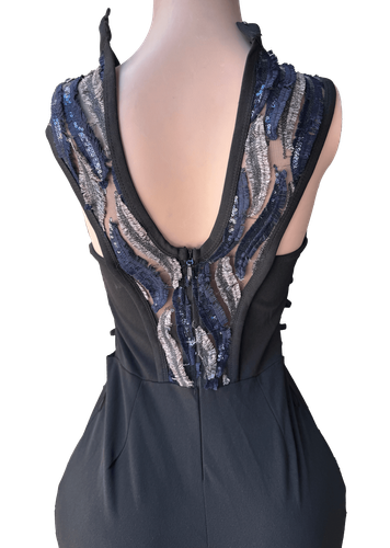 Jumpsuit de estilo ancho con un elegante diseño decorado en la parte superior. Dos de dos.