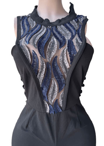 Vista de la decoración de frente del jumpsuit. Dos de dos.