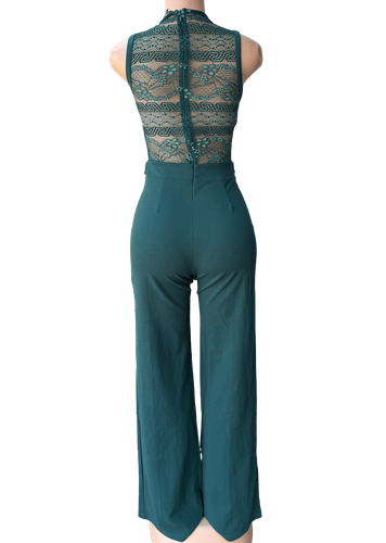 Vista de la decoración de espalda transparente del jumpsuit. Uno de dos.