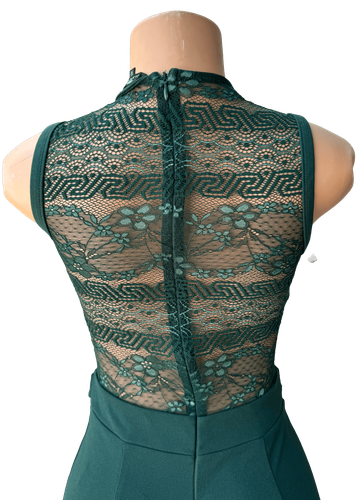 Vista detallada de la decoración de espalda del jumpsuit. Dos de dos.