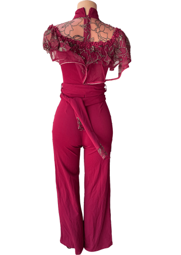 Jumpsuit elegante color rojo con detalles de encaje y bordado floral en la parte superior, con un lazo ajustable en la cintura. - Espalda (una de dos).