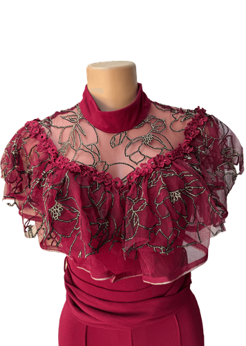 Vista de la decoración de frente del jumpsuit. Dos de dos.