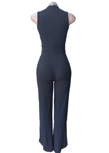 Jumpsuit negro con detalles florales bordados, sin mangas y con un escote pronunciado. Vista de espalda (una de dos).