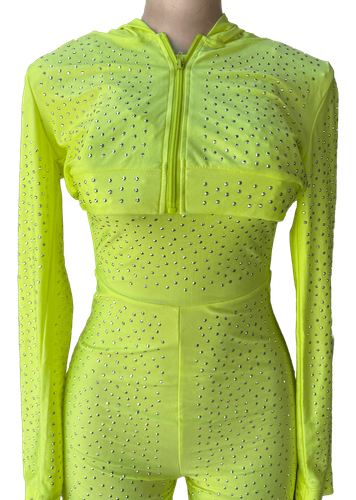 Vista detallada de la decoración de frente del jumpsuit. Dos de dos.