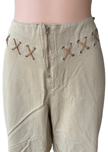 Vista de frente (dos de dos). Pantalón ancho color crema con detalles de cordones cruzados en la cintura, vistos desde el frente.