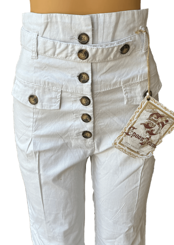 Vista de frente (dos de dos). Pantalón blanco de talle alto con múltiples botones decorativos en la parte delantera.