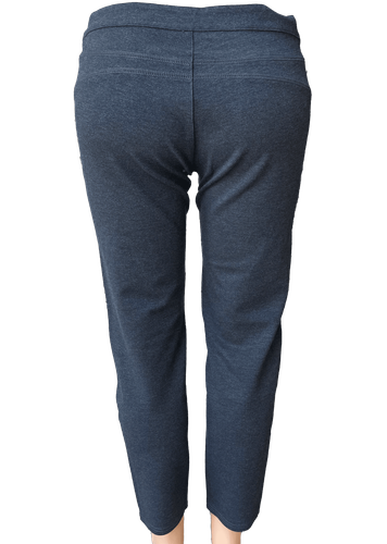 Vista de atrás (una de dos). Pantalón estirado de color gris con cierre frontal y bolsillos laterales.