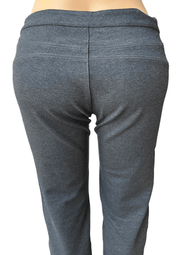 Vista de atrás (dos de dos). Pantalón estirado de color gris con cierre frontal y bolsillos laterales.