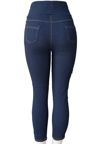 Vista de atrás (una de dos). Pantalón estrecho de color azul marino con correa decorativa en la cintura.