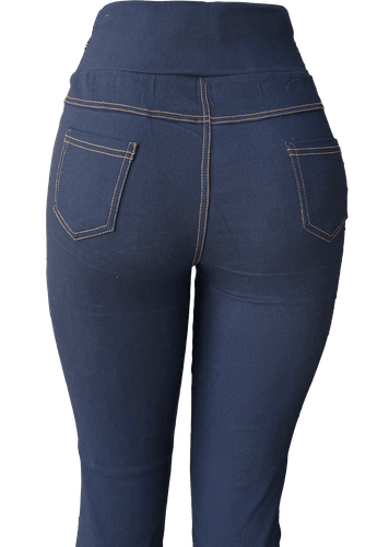 Vista de atrás (dos de dos). Pantalón estrecho de color azul marino con correa decorativa en la cintura.