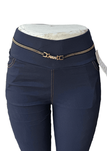 Vista de frente (dos de dos). Pantalón estrecho de color azul marino con correa decorativa en la cintura.