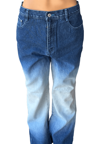 Vista de frente (dos de dos). Pantalón de jean ancho con efecto desteñido y detalles en azul marino.