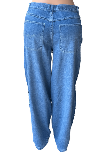 Vista de atrás (una de dos). Pantalón jean ancho de color azul claro con detalle de rayita lateral en blanco y negro.