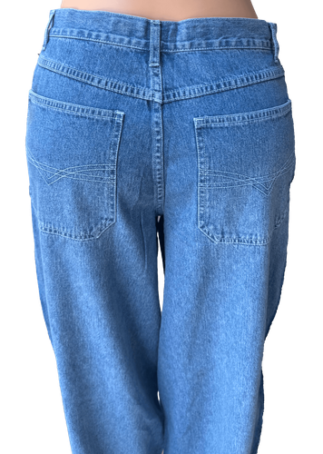 Vista de atrás detallada (dos de dos). Pantalón jean ancho de color azul claro con detalle de rayita lateral en blanco y negro.