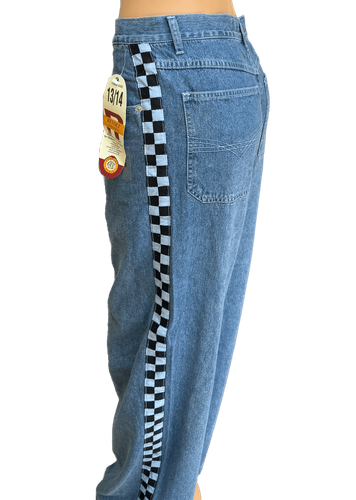 Vista de perfil acectuando la raya lateral con cuadritos blancos y negros.