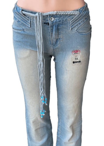 Pantalón jean con detalle de trenza y estilo desteñido en azul claro - Frente (dos de dos).