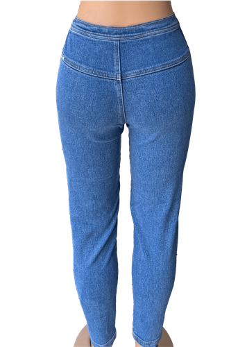 Pantalón de mezclilla azul claro con doble cremallera en la parte delantera, mostrando un diseño entallado y moderno. - Espalda (uno de tres).