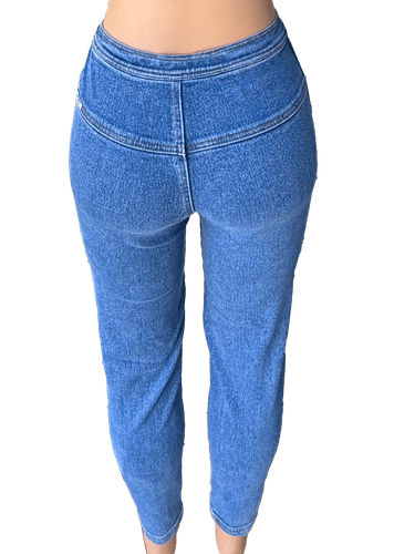 Pantalón de mezclilla azul claro con doble cremallera en la parte delantera, mostrando un diseño entallado y moderno. - Espalda (dos de tres).