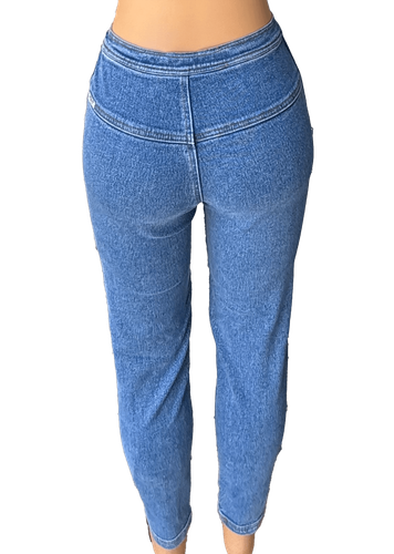 Pantalón de mezclilla azul claro con doble cremallera en la parte delantera, mostrando un diseño entallado y moderno. - Espalda (tres de tres).