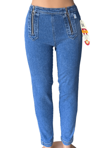 Pantalón de mezclilla azul claro con doble cremallera en la parte delantera, mostrando un diseño entallado y moderno. - Frente (dos de tres).