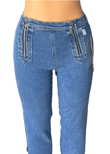 Pantalón de mezclilla azul claro con doble cremallera en la parte delantera, mostrando un diseño entallado y moderno. - Frente (tres de tres).