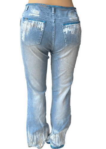 Espalda (una de dos) - Pantalón de mezclilla azul claro con un diseño único de manchas de pintura en los bolsillos traseros y a lo largo de las piernas.