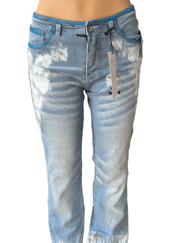 Frente (dos de dos) - Pantalón de mezclilla azul claro con un diseño único de manchas de pintura en los bolsillos traseros y a lo largo de las piernas.