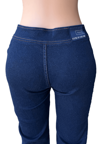 Espalda (dos de dos) - Pantalón de mezclilla plano en color azul marino.