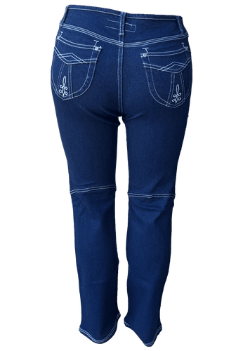Vista trasera (una de dos) de un pantalón jean de mezclilla azul oscuro con detalles de costura en blanco. Los bolsillos traseros tienen diseños decorativos bordados en blanco.