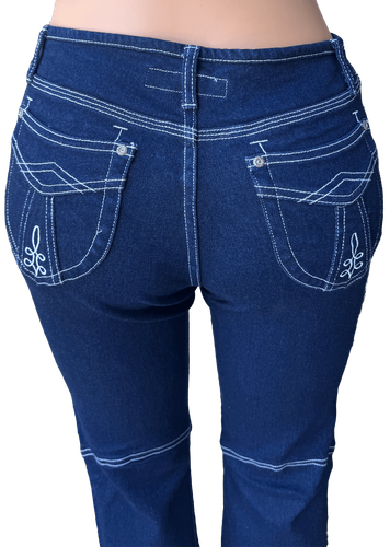 Vista trasera (dos de dos) de un pantalón jean de mezclilla azul oscuro con detalles de costura en blanco. Los bolsillos traseros tienen diseños decorativos bordados en blanco.