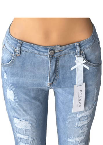 Pantalón de mezclilla claro con detalles de desgaste y rasgaduras en la parte frontal. Dos de dos.