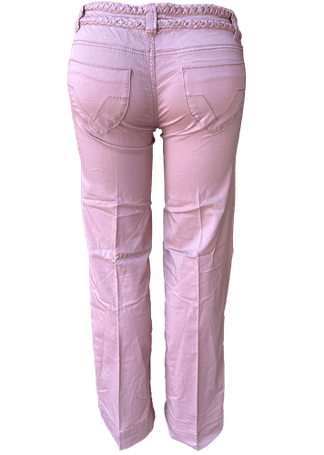 Pantalón rosado claro con cinturón trenzado en la cintura y un diseño acampanado, con bolsillos traseros decorados. - Espalda (una de dos).