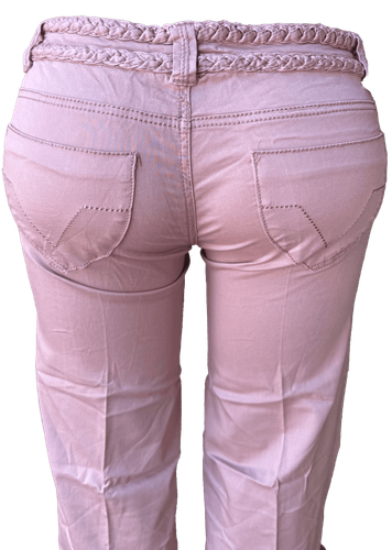 Pantalón rosado claro con cinturón trenzado en la cintura y un diseño acampanado, con bolsillos traseros decorados. - Espalda (dos de dos).