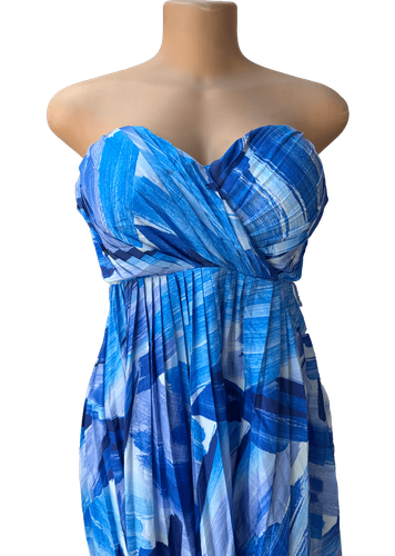 Vestido largo sin tirantes con diseño abstracto en tonos azules. Frente (dos de dos).